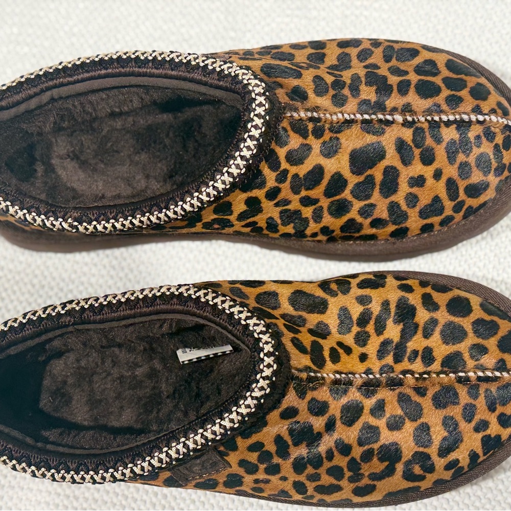 UGG ANTROPOLOGIE exclusive Leopard Slippers.
Size 7.5 can fit an 8 too. - Picture 5 of 9